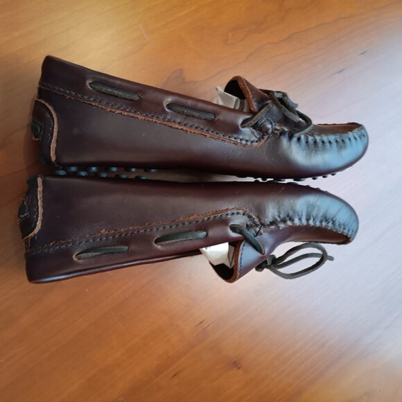 Minnetonka Women's Classic Driving Moccasin in Dark Brown Leather - Picture 5 of 5